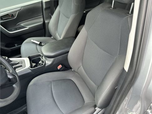Used 2019 Toyota RAV4 LE FWD image 13