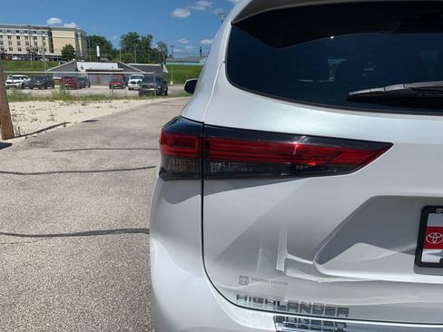 Used 2023 Toyota Highlander Platinum FWD image 33