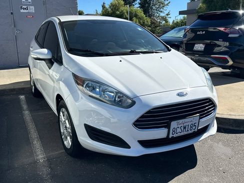 Used 2015 Ford Fiesta SE FWD image 2