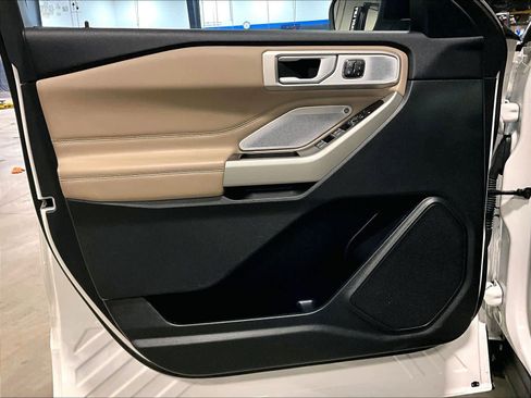 Used 2023 Ford Explorer Limited w/ Limited Technology Package image 9