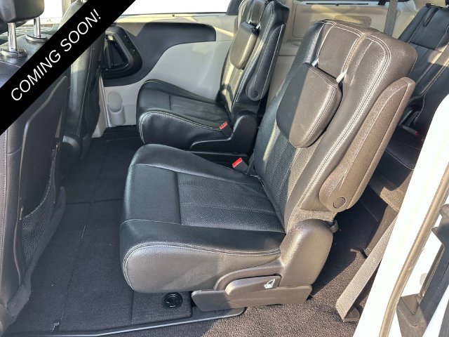 Used 2016 Chrysler Town & Country Touring-L FWD image 11