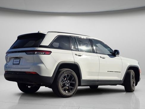 Used 2024 Jeep Grand Cherokee Altitude AWD/4WD image 9