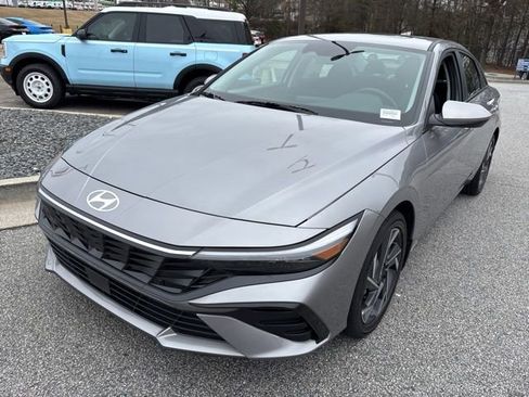 Used 2025 Hyundai Elantra SEL image 4