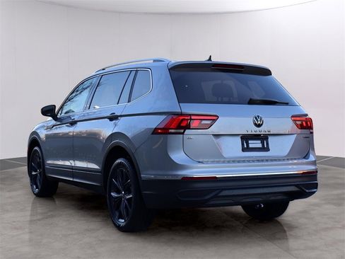 Used 2022 Volkswagen Tiguan SE w/ Panoramic Sunroof Package image 5