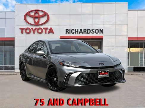 Used 2025 Toyota Camry SE w/ Convenience Package image 1