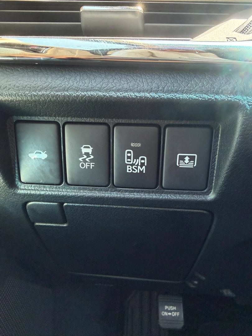 Used 2013 Toyota Avalon Limited w/ Technology Pkg FWD image 32