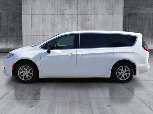 Used 2024 Chrysler Pacifica Touring-L FWD image 2