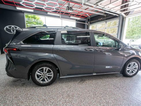 Used 2025 Toyota Sienna XLE w/ XLE Plus Package AWD/4WD image 4