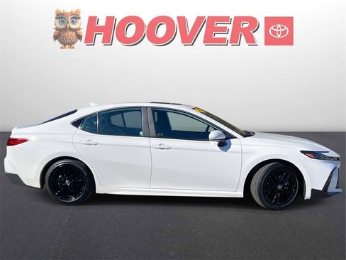 Used 2025 Toyota Camry SE image 2