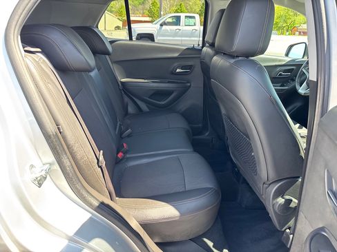 Used 2019 Chevrolet Trax LT w/ LT Convenience Package AWD/4WD image 17
