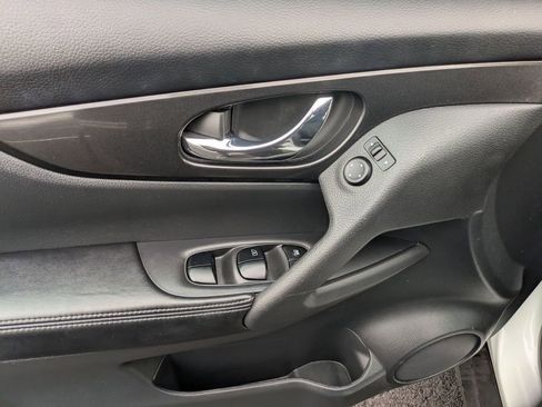 Used 2017 Nissan Rogue SV w/ Sun & Sound Touring Package image 10