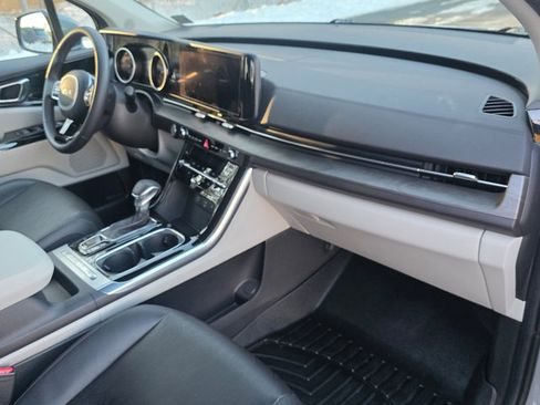Used 2024 Kia Carnival EX image 20