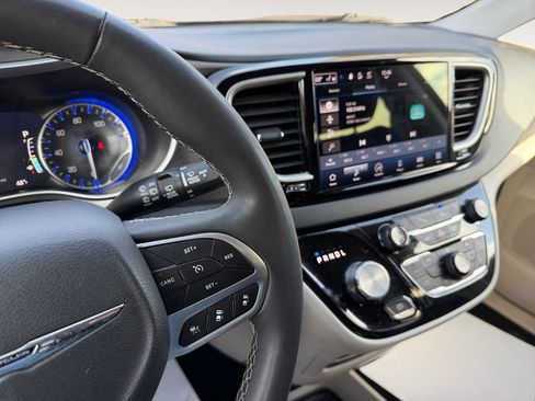 Used 2024 Chrysler Pacifica Touring-L image 19