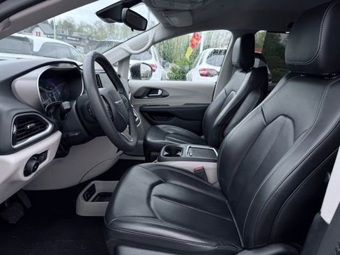 Used 2023 Chrysler Pacifica Touring-L FWD image 18