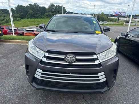 Used 2019 Toyota Highlander LE AWD/4WD image 2