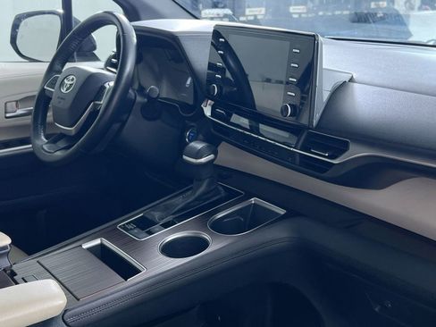 Used 2021 Toyota Sienna XLE image 33