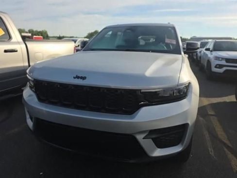 Used 2023 Jeep Grand Cherokee Altitude AWD/4WD image 13