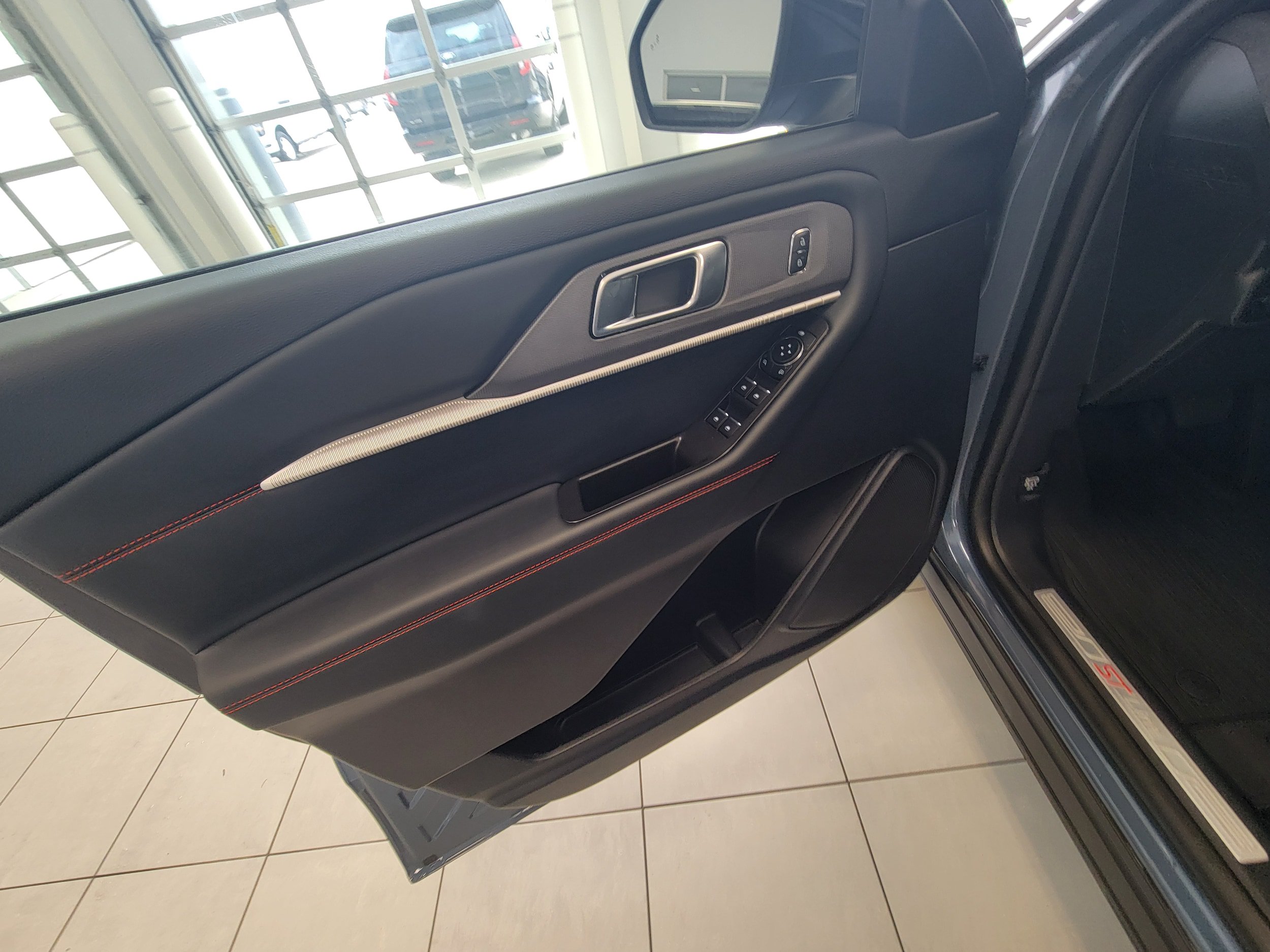 Used 2025 Ford Explorer ST-Line AWD/4WD image 9