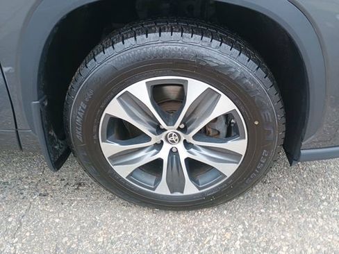 Used 2023 Toyota Highlander XLE AWD/4WD image 10