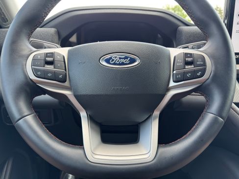 Used 2025 Ford Explorer Active AWD/4WD image 21