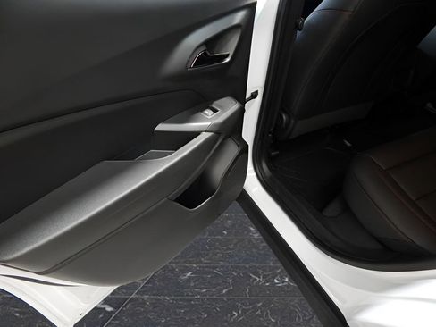 Used 2025 Chevrolet Trax RS w/ Sunroof Package image 21