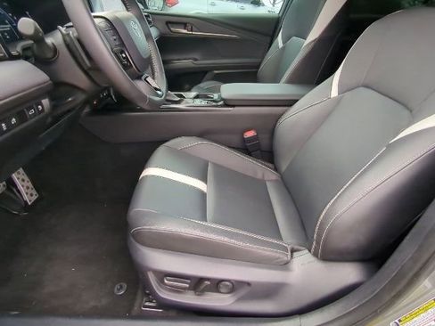 Used 2025 Toyota Camry SE image 14