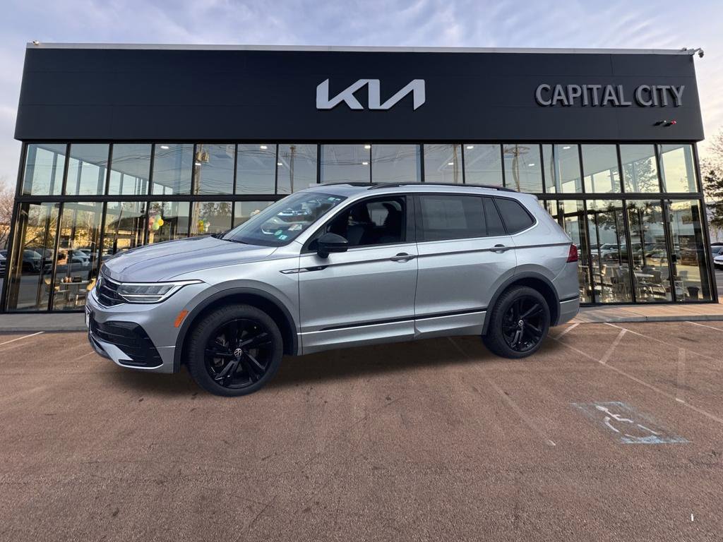Used 2024 Volkswagen Tiguan SE R-Line AWD/4WD image 3
