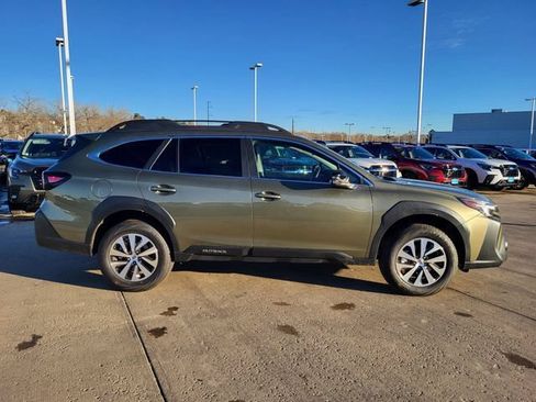 Used 2025 Subaru Outback Premium AWD/4WD image 3