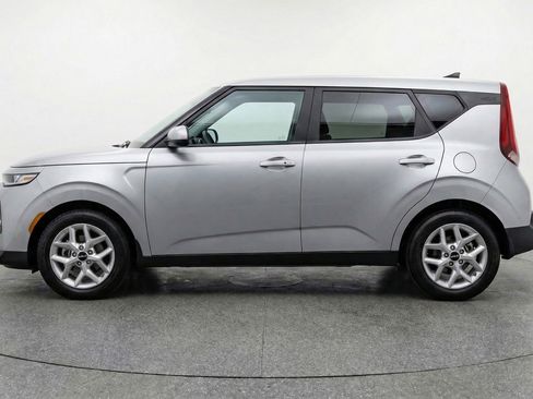 Used 2025 Kia Soul LX w/ LX Technology Package FWD image 5