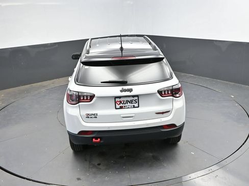 Used 2025 Jeep Compass Trailhawk AWD/4WD image 30