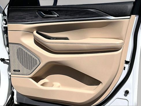 Used 2022 Jeep Grand Cherokee Limited 4xe w/ Luxury Tech Group II image 28