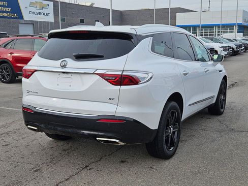 Used 2024 Buick Enclave Essence image 3