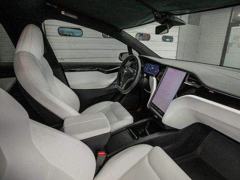 Used 2020 Tesla Model X Long Range AWD image 18