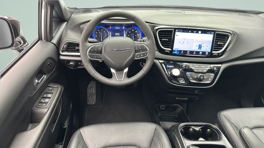 Used 2026 Chrysler Pacifica Select FWD image 10
