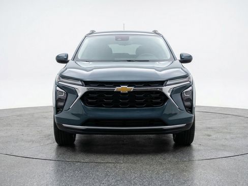 Used 2025 Chevrolet Trax LT w/ LT Convenience Package image 2