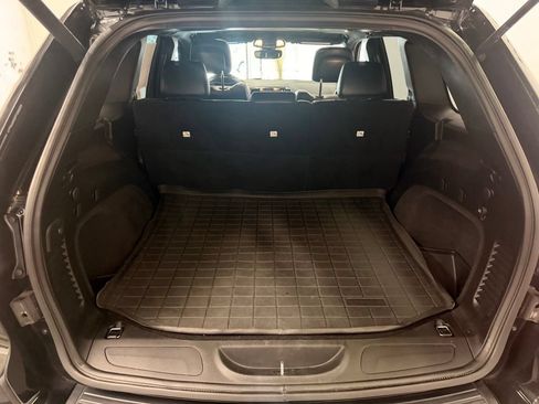 Used 2019 Jeep Grand Cherokee Altitude AWD/4WD image 11