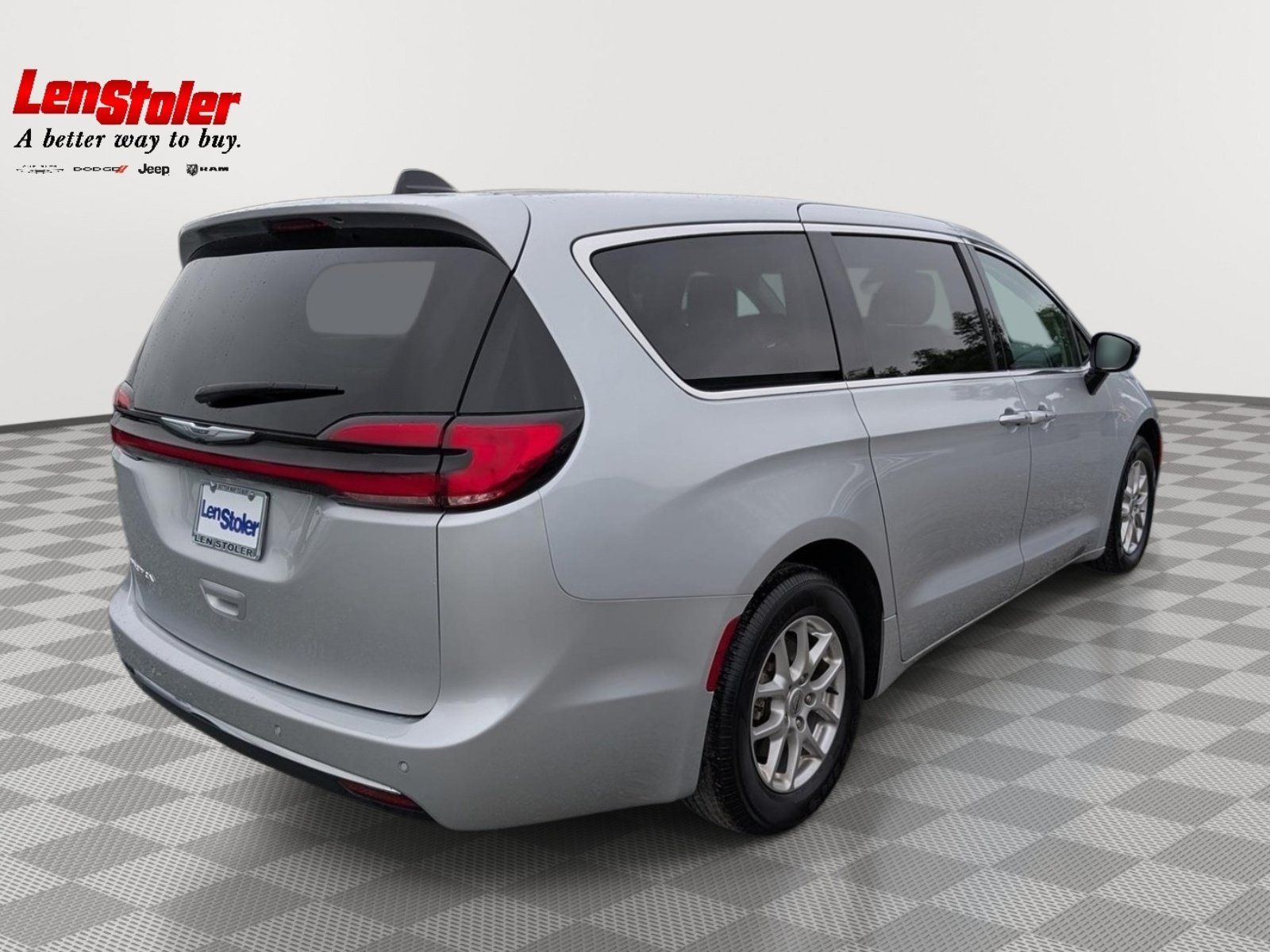 Used 2024 Chrysler Pacifica Touring-L FWD image 5