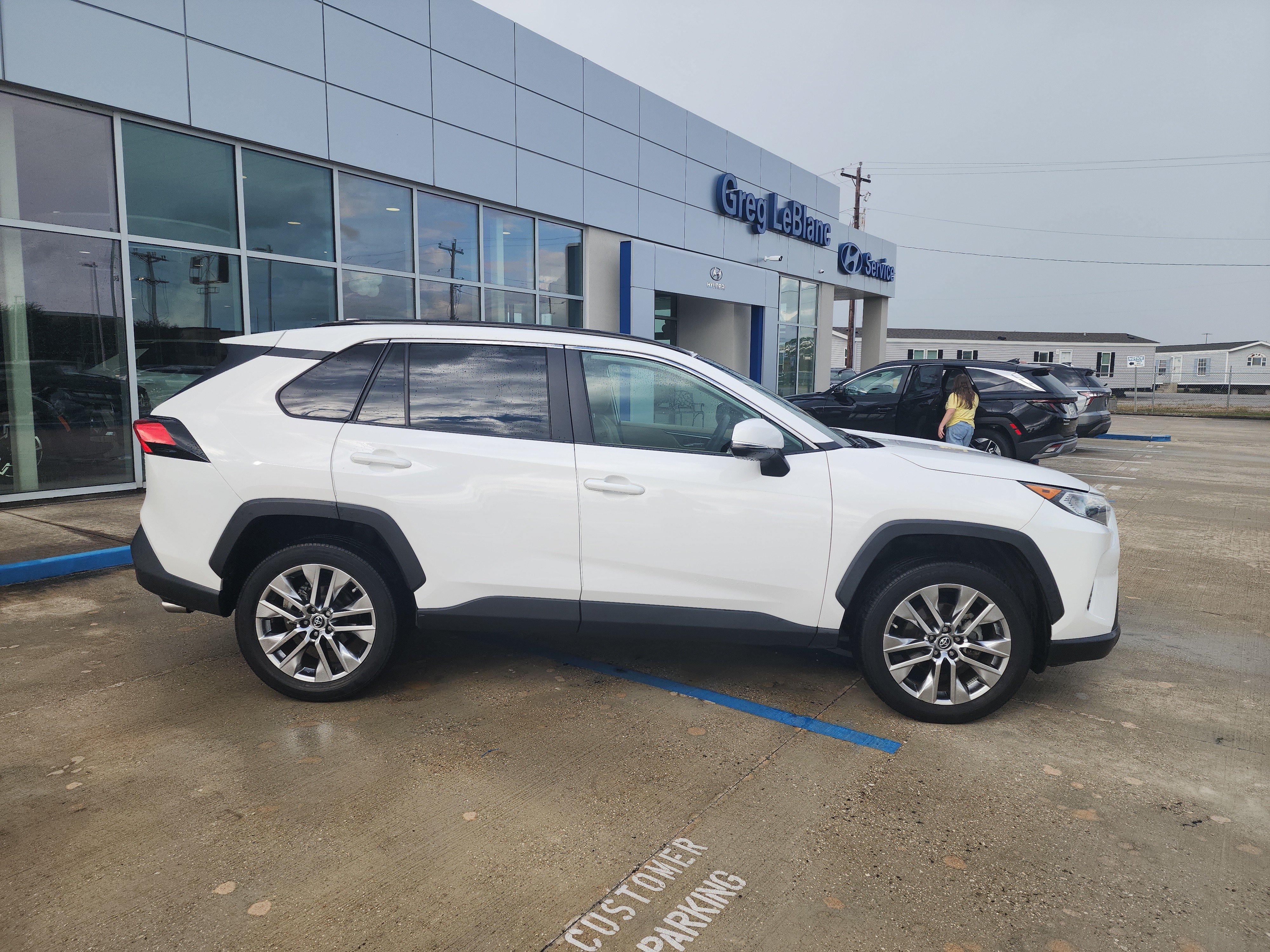 Used 2019 Toyota RAV4 XLE Premium FWD image 8