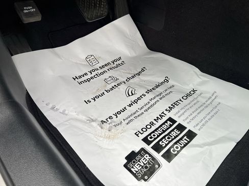 Used 2018 INFINITI Q60 2.0t w/ Sensory Package 2.0T Luxe image 17