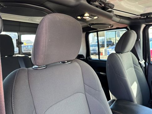 Used 2022 Jeep Gladiator Sport image 14