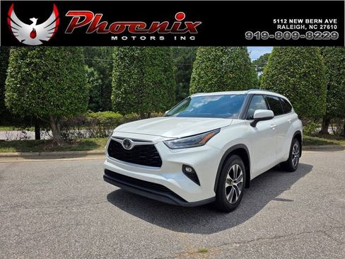 Used 2021 Toyota Highlander XLE AWD/4WD image 1