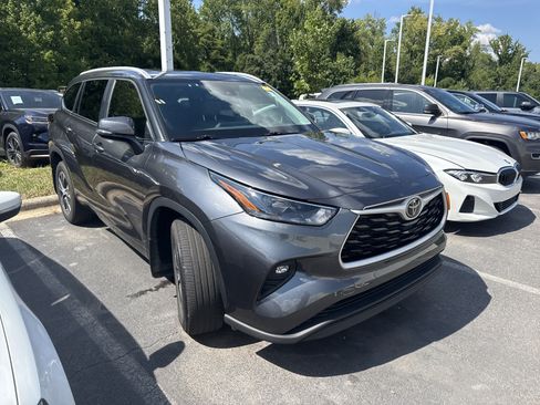 Used 2024 Toyota Highlander XLE AWD/4WD image 40