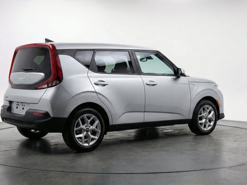 Used 2025 Kia Soul LX w/ LX Technology Package FWD image 9
