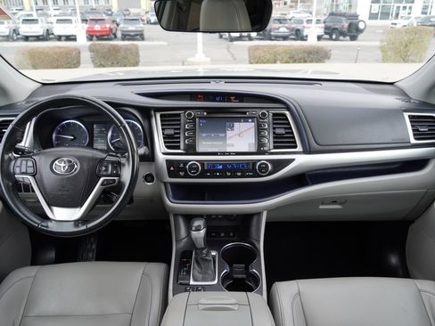 Used 2019 Toyota Highlander XLE image 29
