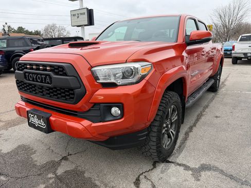 Used 2017 Toyota Tacoma TRD Sport w/ Exterior Package image 4