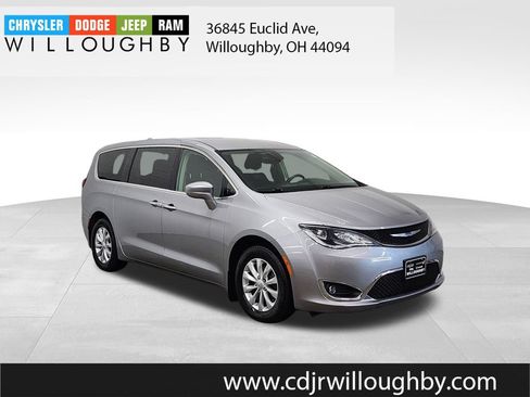 Used 2018 Chrysler Pacifica Touring Plus FWD image 3