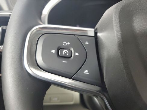Certified 2025 Volvo XC40 B5 Plus AWD/4WD image 21