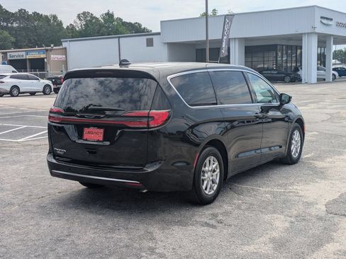 New 2027 Chrysler Pacifica Select FWD image 7