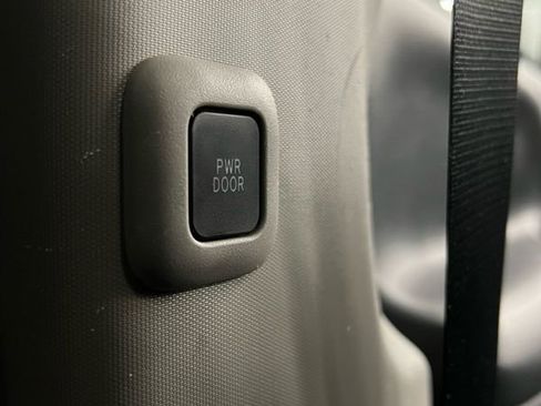 Used 2019 Toyota Sienna SE Premium w/ Carpet Mat Package image 34