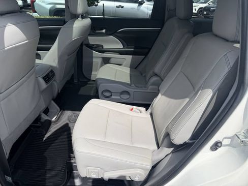 Used 2019 Toyota Highlander Limited Platinum FWD image 24